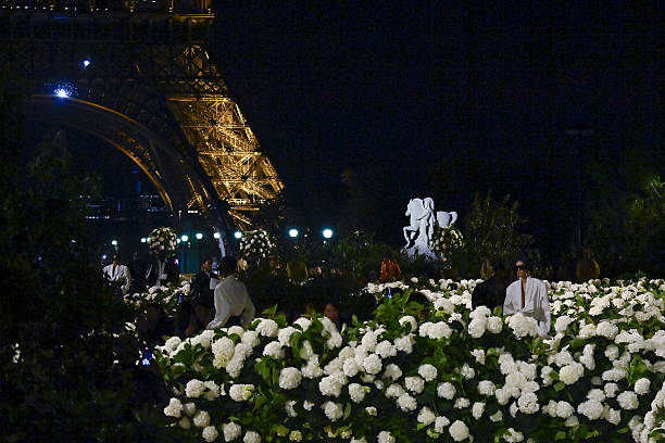 کالکشن YSL ۲۰۲۶ نمایش مقابل برج ایفل